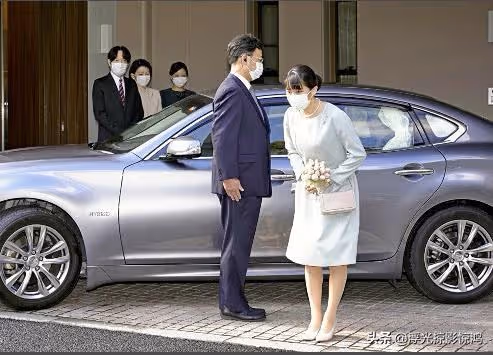 真子公主出嫁的細節,左手戴結婚戒指,亮相走在小室圭前面