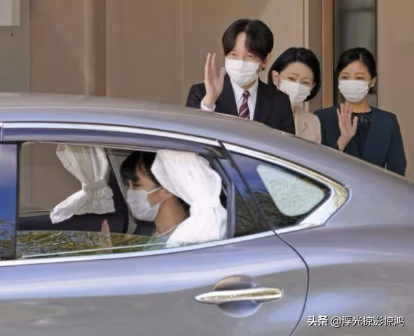 真子公主出嫁的細節,左手戴結婚戒指,亮相走在小室圭前面
