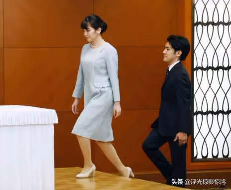 真子公主出嫁的細節,左手戴結婚戒指,亮相走在小室圭前面