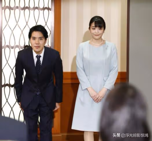 真子公主出嫁的細節,左手戴結婚戒指,亮相走在小室圭前面