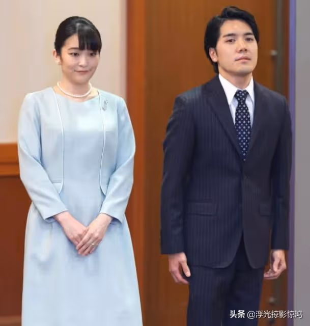 真子公主出嫁的細節,左手戴結婚戒指,亮相走在小室圭前面