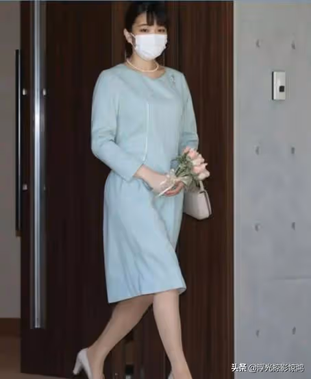 真子公主出嫁的細節,左手戴結婚戒指,亮相走在小室圭前面