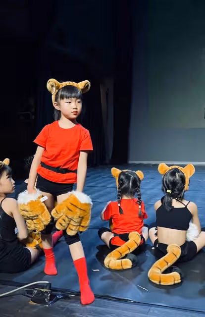 42歲姚晨罕曬兒女!8歲兒子五官立體像媽媽,5歲女兒單眼皮神似爸