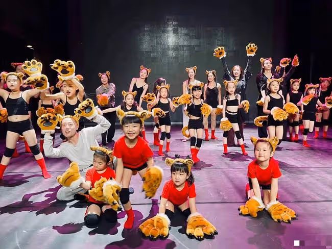42歲姚晨罕曬兒女!8歲兒子五官立體像媽媽,5歲女兒單眼皮神似爸