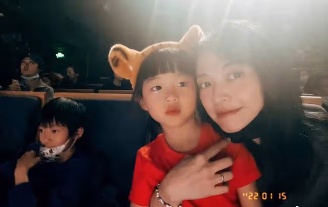 42歲姚晨罕曬兒女!8歲兒子五官立體像媽媽,5歲女兒單眼皮神似爸