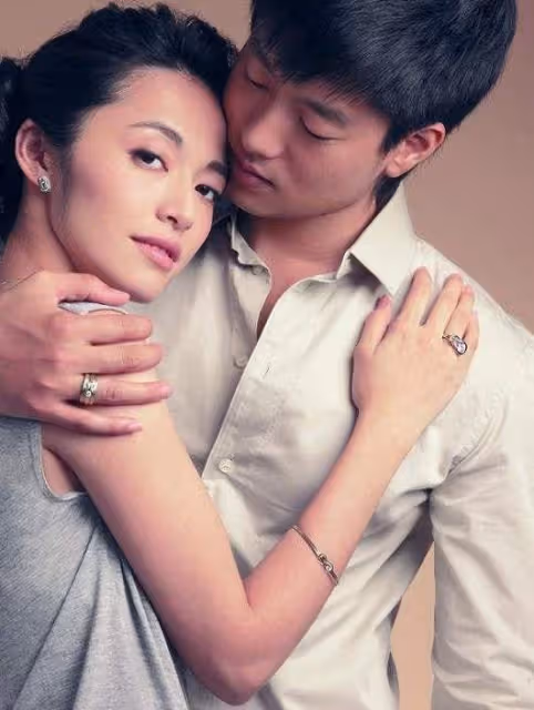 42歲姚晨罕曬兒女!8歲兒子五官立體像媽媽,5歲女兒單眼皮神似爸