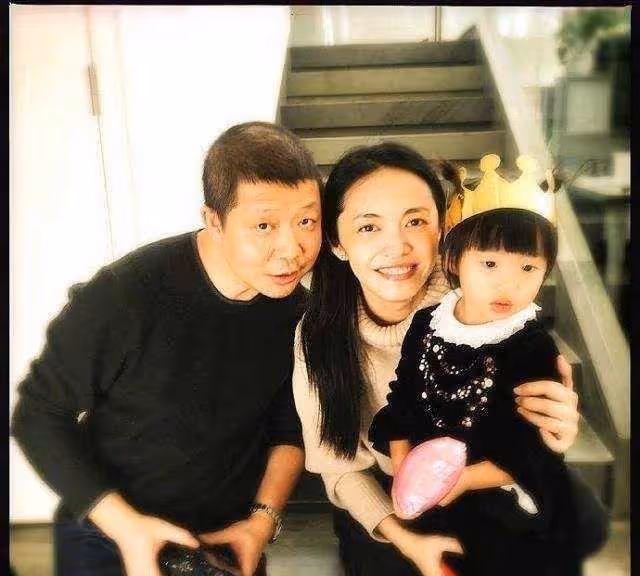 42歲姚晨罕曬兒女!8歲兒子五官立體像媽媽,5歲女兒單眼皮神似爸