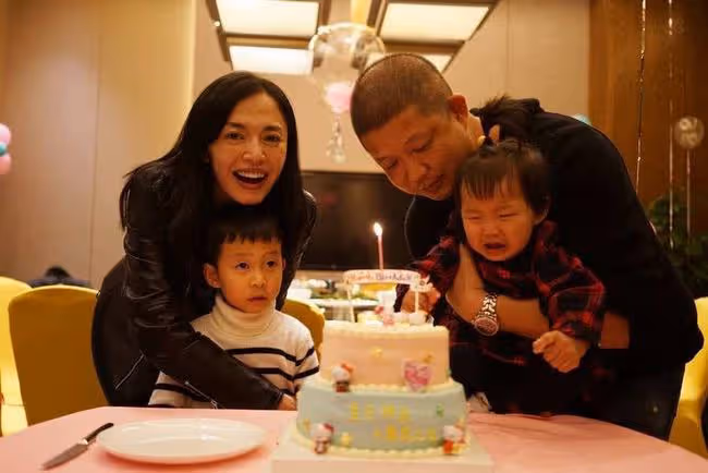 42歲姚晨罕曬兒女!8歲兒子五官立體像媽媽,5歲女兒單眼皮神似爸
