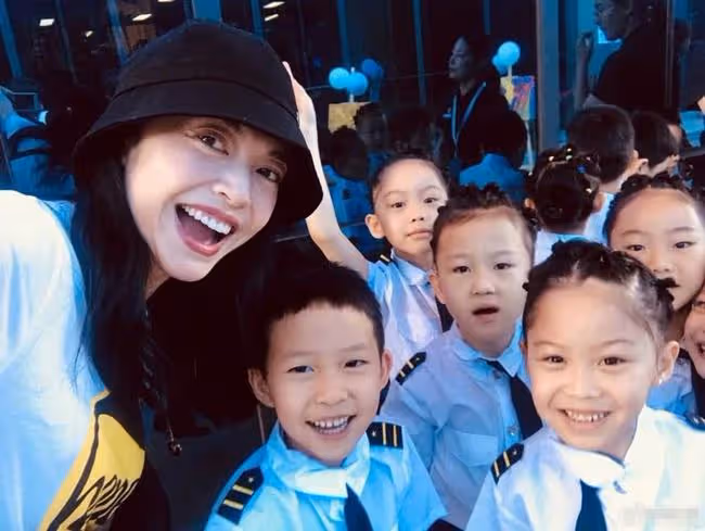 42歲姚晨罕曬兒女!8歲兒子五官立體像媽媽,5歲女兒單眼皮神似爸
