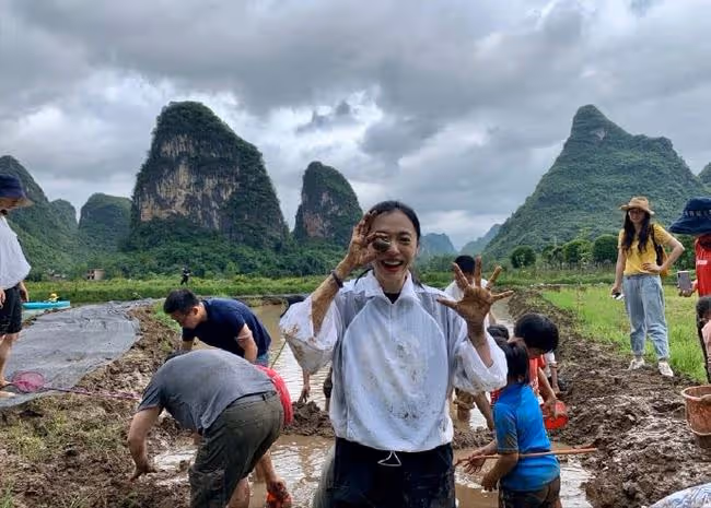 42歲姚晨罕曬兒女!8歲兒子五官立體像媽媽,5歲女兒單眼皮神似爸