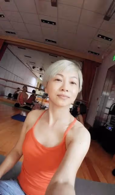 劉玉翠：長期在內地居住，靠退休金生活，沒有通告無奈做直播