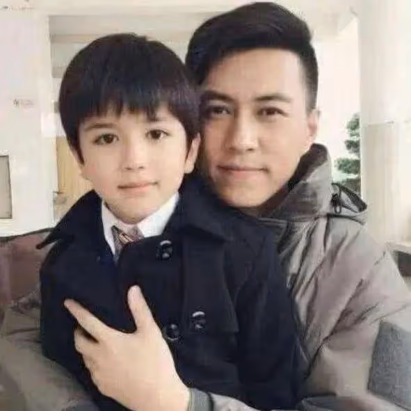 霸氣!靳東孩子叫靳小爺,吳京孩子叫無所謂,全都輸給馮紹峰兒子名字!