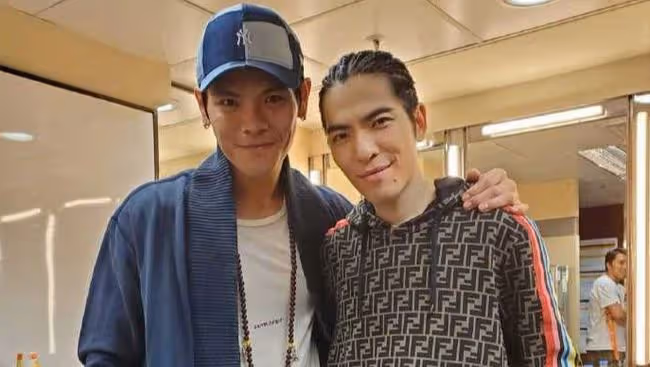向太第一眼見到蕭敬騰,就忍不住低呼:乖乖,這歌手和我兒子向佐長得也太像了吧