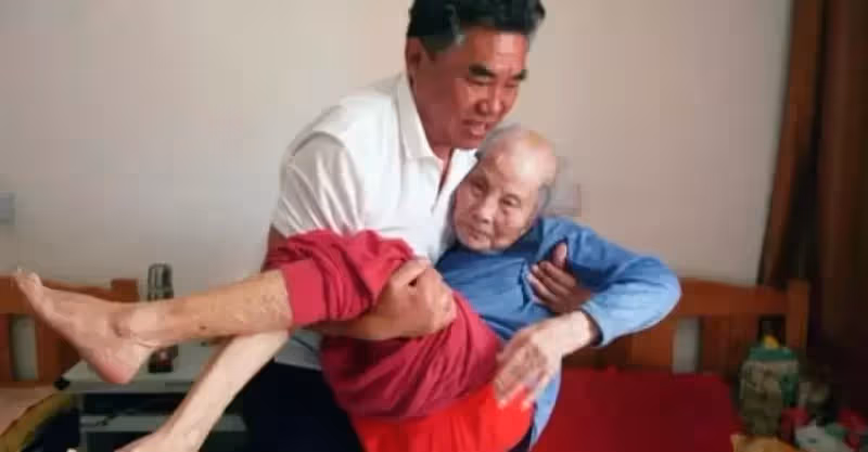 婆婆癱瘓在床，55歲兒媳四處旅遊：憑什麼照顧她，又不是我親娘