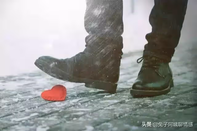 婆婆癱瘓在床,55歲兒媳四處旅遊:憑什麼照顧她,又不是我親娘