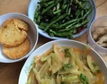 父母退休金6千塊,哭窮說沒錢,見到他們飯菜後,三姐妹無語了
