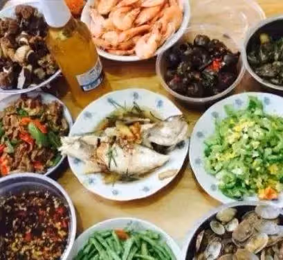 父母退休金6千塊,哭窮說沒錢,見到他們飯菜後,三姐妹無語了