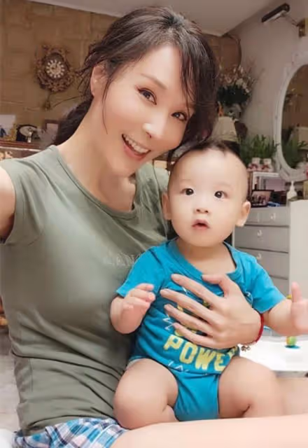 與焦恩俊離婚1年,51歲女星近況曝光,無兒無女將侄子視如己出