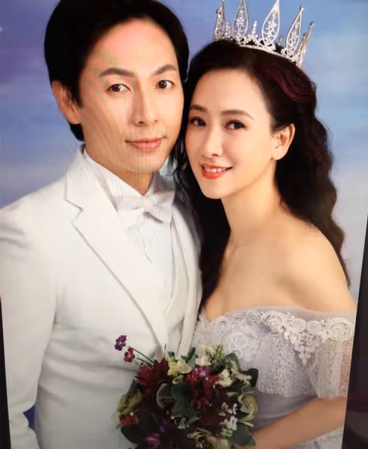 翁虹曬婚紗照慶結婚15周年,老公帥氣十足,為遷就其事業移居內地