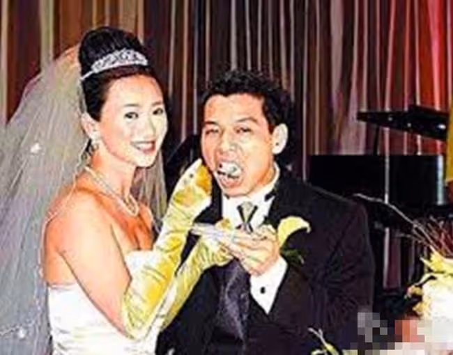 翁虹曬婚紗照慶結婚15周年,老公帥氣十足,為遷就其事業移居內地