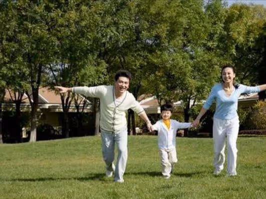 父母先後病逝,舅舅賣房供我念大學,如今表姐結婚,我送一份厚禮