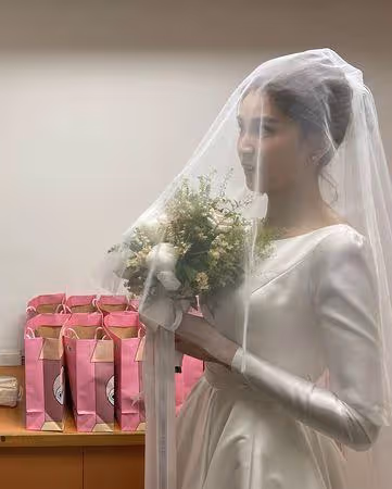 曾沛慈請完喜酒「頭披白紗」婚照絕美!螞蟻腰現形…喜餅小卡也超有愛
