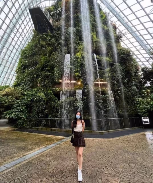 李連杰小女兒曬照引爭議,穿豹紋短裙秀大長腿,衣領太低被指暴露