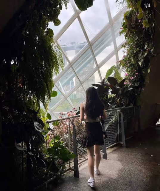 李連杰小女兒曬照引爭議,穿豹紋短裙秀大長腿,衣領太低被指暴露