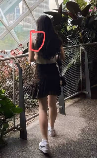 李連杰小女兒曬照引爭議,穿豹紋短裙秀大長腿,衣領太低被指暴露
