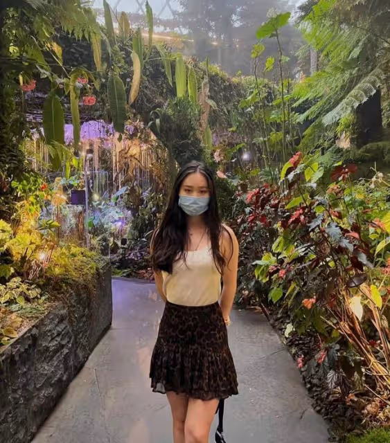 李連杰小女兒曬照引爭議,穿豹紋短裙秀大長腿,衣領太低被指暴露