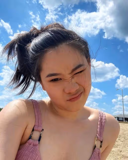 李連杰小女兒曬照引爭議,穿豹紋短裙秀大長腿,衣領太低被指暴露