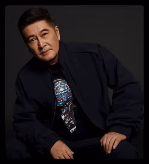 67歲香港戲骨自曝是山東人,24歲才赴港發展,秀煙台方言鄉音親切
