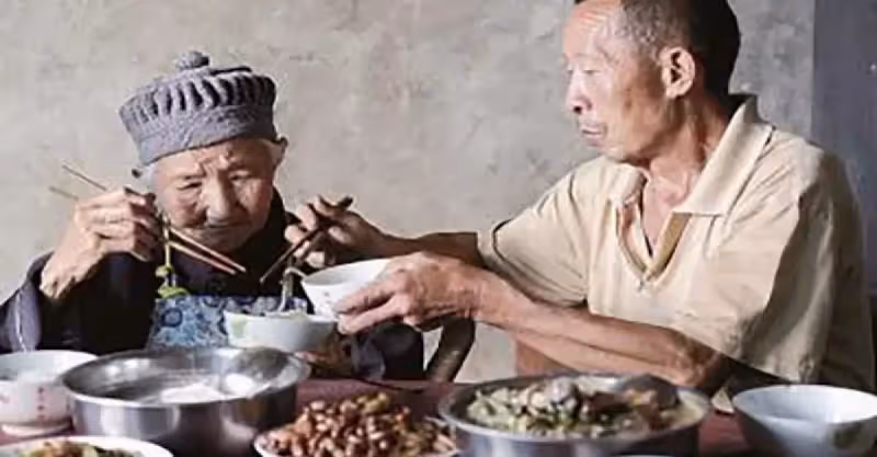60歲孝心女婿：41年如一日悉心照顧115歲岳母，一背就是二十年，感動無數網友