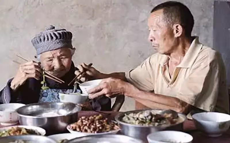 60歲孝心女婿:41年如一日悉心照顧115歲岳母,一背就是二十年,感動無數網友