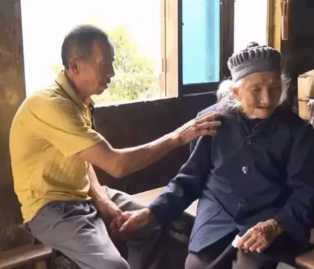 60歲孝心女婿:41年如一日悉心照顧115歲岳母,一背就是二十年,感動無數網友