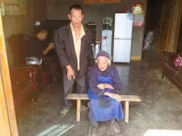 60歲孝心女婿:41年如一日悉心照顧115歲岳母,一背就是二十年,感動無數網友