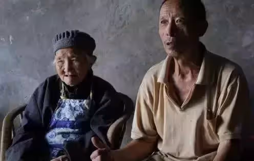 60歲孝心女婿:41年如一日悉心照顧115歲岳母,一背就是二十年,感動無數網友