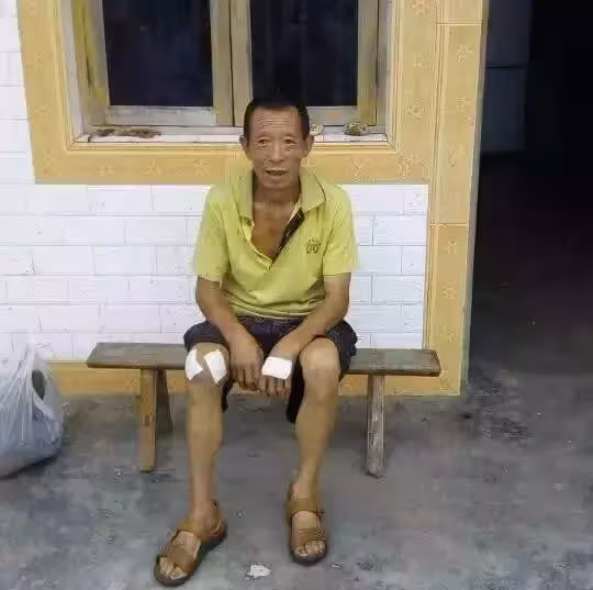60歲孝心女婿:41年如一日悉心照顧115歲岳母,一背就是二十年,感動無數網友