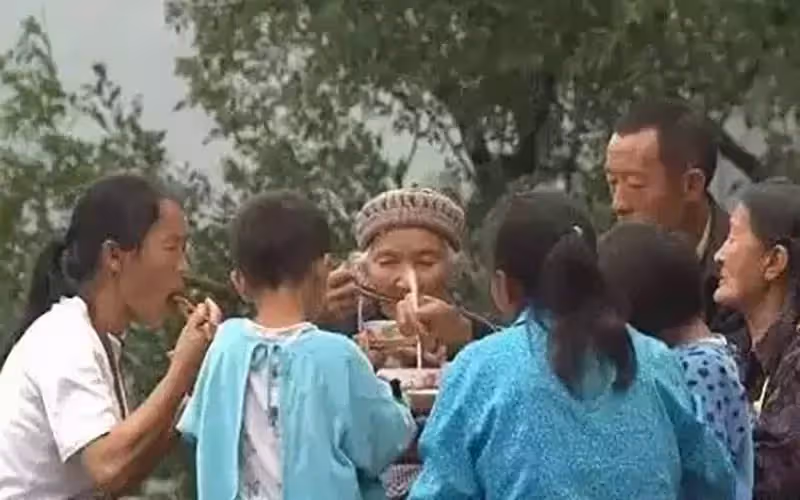 60歲孝心女婿:41年如一日悉心照顧115歲岳母,一背就是二十年,感動無數網友