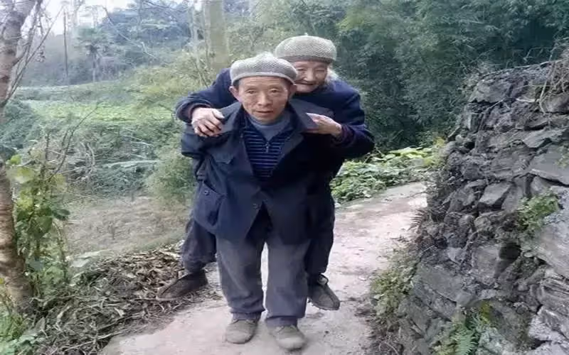 60歲孝心女婿:41年如一日悉心照顧115歲岳母,一背就是二十年,感動無數網友