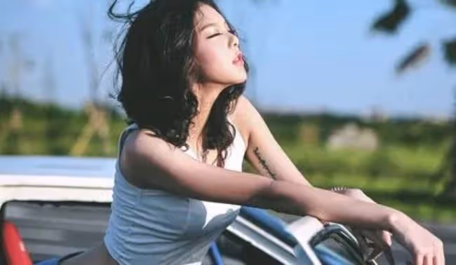 他忽然俯下身,嘴靠近我耳邊,溫熱的氣息傳來,我緊張地閉上了眼