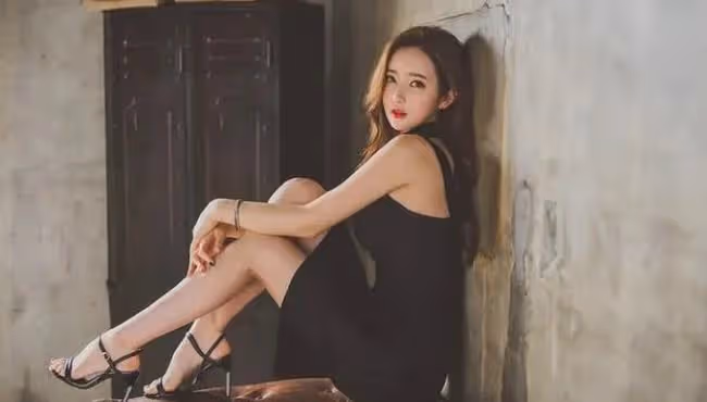 跟了他5年,他不愛我,分手後的一次酒宴,他將我壓在沙發上