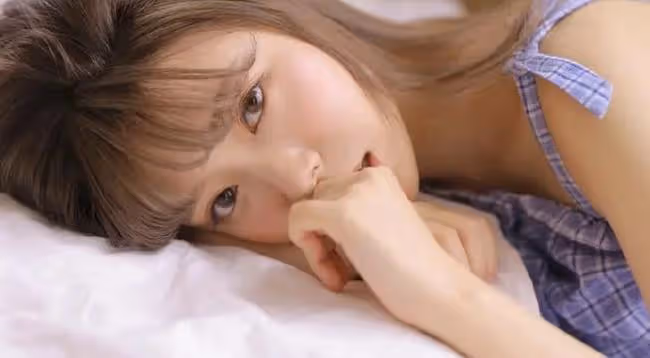 「信不信我把你給睡了」,話音未落他主動湊上來吻我,唇又冷又軟