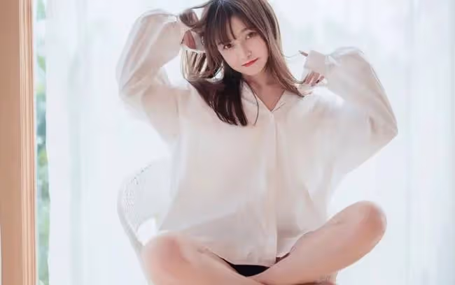 「禽獸就禽獸吧」,我鉤住他的脖子滿眼慾望地看著他,事後很害羞