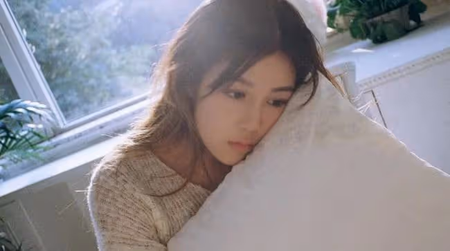 「禽獸就禽獸吧」,我鉤住他的脖子滿眼慾望地看著他,事後很害羞