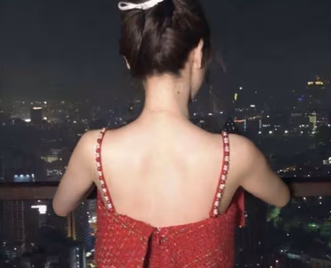 「禽獸就禽獸吧」,我鉤住他的脖子滿眼慾望地看著他,事後很害羞