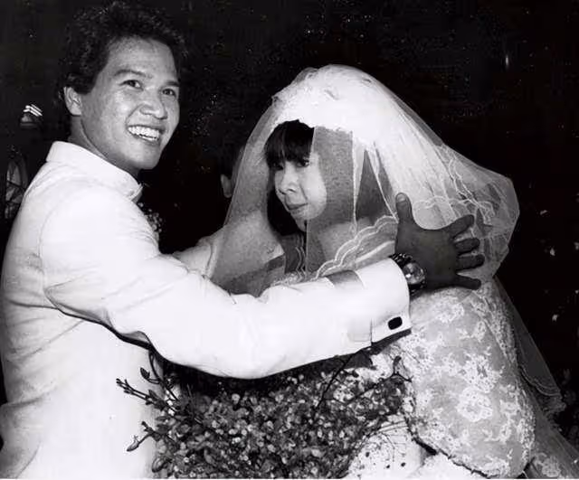 64歲實力港星林嘉華與妻子慶祝結婚37周年，曬18張現場照秀恩愛