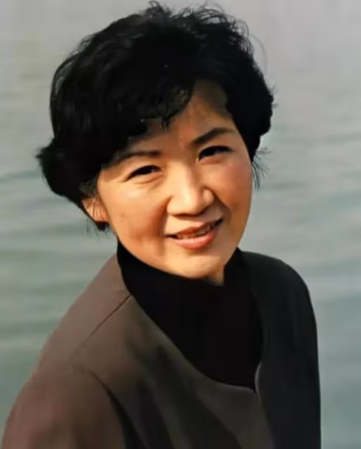 張藝謀曾斷言她「紅不了」,她不信命,74歲被趙麗穎捧紅成影后