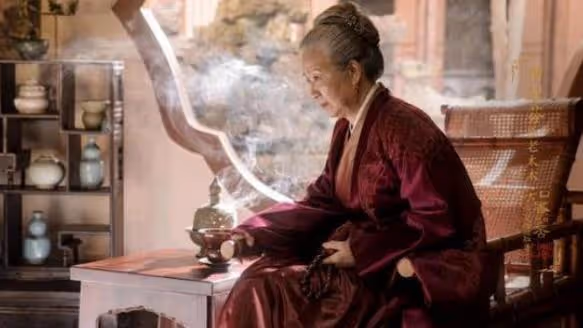 張藝謀曾斷言她「紅不了」,她不信命,74歲被趙麗穎捧紅成影后