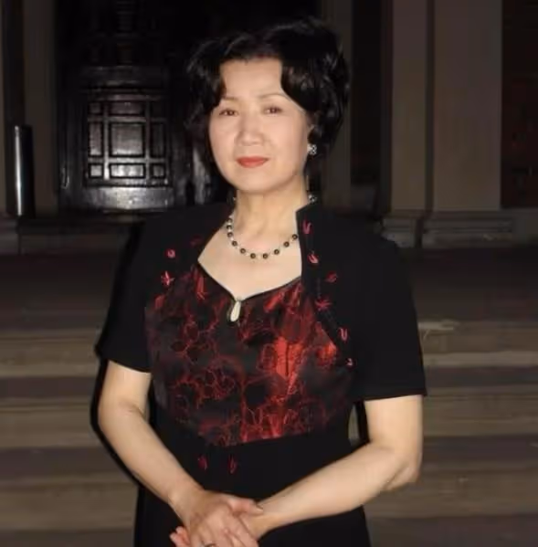 張藝謀曾斷言她「紅不了」,她不信命,74歲被趙麗穎捧紅成影后